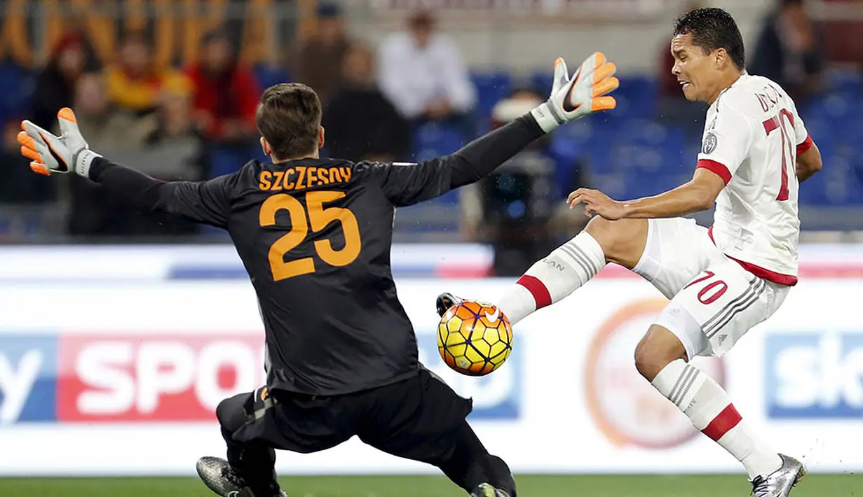 Striker AC Milan, Carlos Bacca, berusaha membobol gawang Roma yang dijaga Wojciech Szczesny pada laga Serie A di Stadion Olimpico, Italia, Sabtu (9/1/2016). Bacca berharap tampil tajam kontra Inter Milan, dini hari nanti. Reuters/Giampiero Sposito)