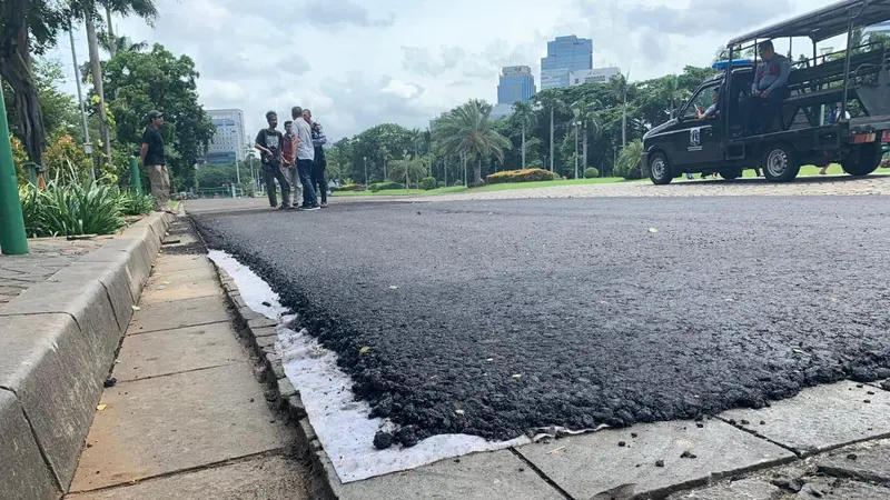 Organizing Committee (OC) Formula E kembali membongkar aspal yang dipasang di Monas.