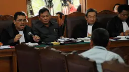 Anggota tim kuasa hukum Komjen Pol Budi Gunawan memberikan pertanyaan pada Iguh Sipurba dalam sidang praperadilan antara Komjen Pol Budi Gunawan melawan KPK di Pengadilan Negeri Jakarta Selatan, Kamis (12/2/2015). (Liputan6.com/Helmi Fithriansyah)