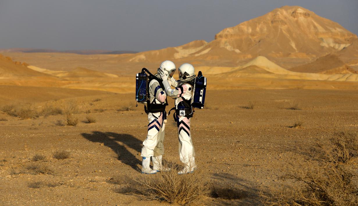 Astronot analog Israel saat melakukan simulasi kehidupan di Planet Mars selama empat hari di Gurun Negev, Minggu (18/2). Simulasi ini dinamakan Proyek D-MARS (Desert Mars Analog Ramon Station). (MENAHEM KAHANA/AFP)