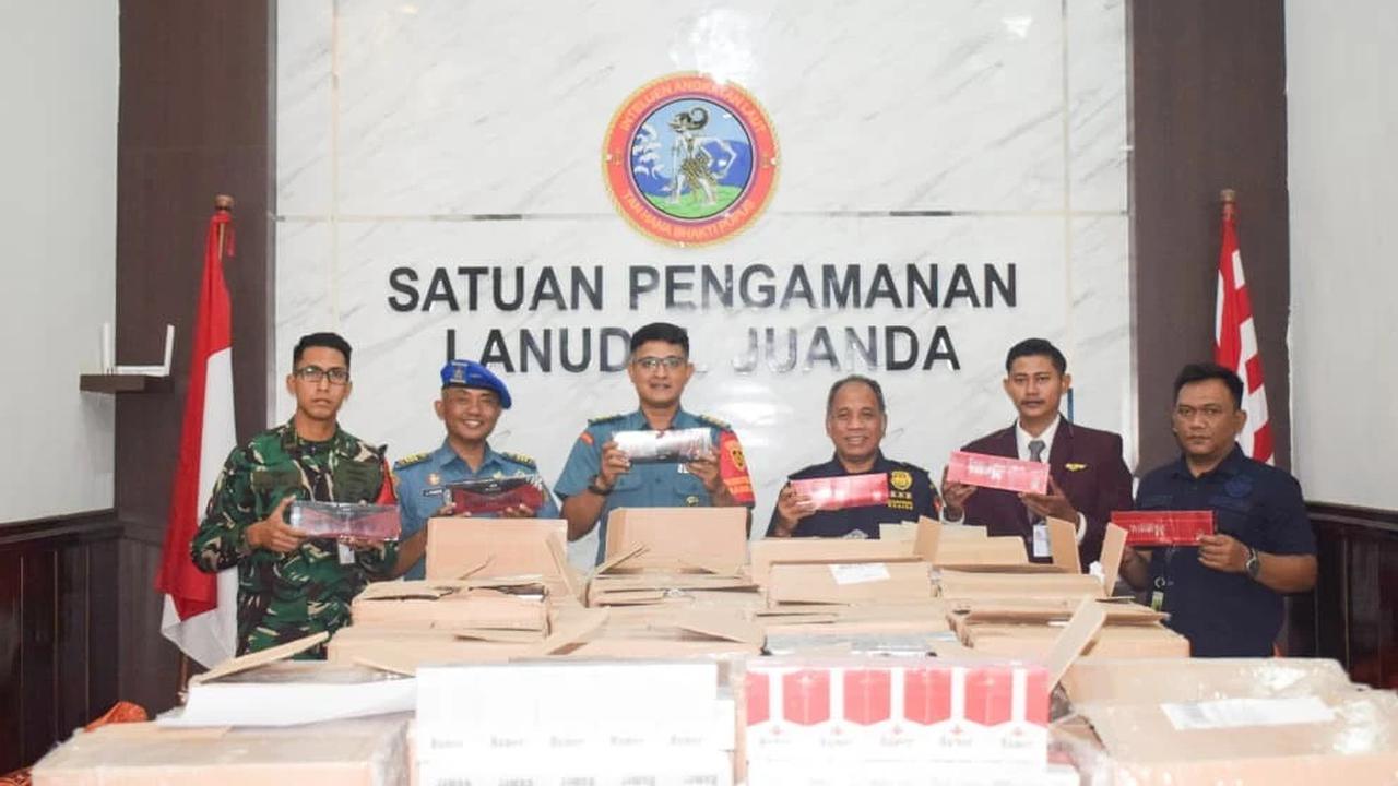 FOTO: Satgaspam TNI AL Gagalkan Pengiriman Ribuan Rokok Ilegal di Bandara Juanda