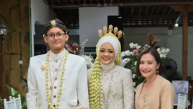 Prilly Latuconsina Hadiri di Pernikahan Fansnya di Jogja dengan sederhana elegan. [@prillylatuconsina96]