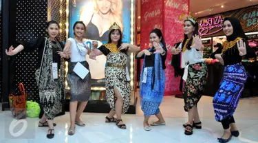 Sejumlah penari beraksi di babak final Indonesia Menari 2015 di Mal Grand Indonesia, Jakarta (22/11/2015). Sebanyak 1500 peserta ikut dalam tarian massal dengan koreografi tradisional dan modern. (Liputan6.com/Gempur M Surya)