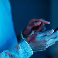 Menunggu balasan pesan (Foto: Freepik.com)