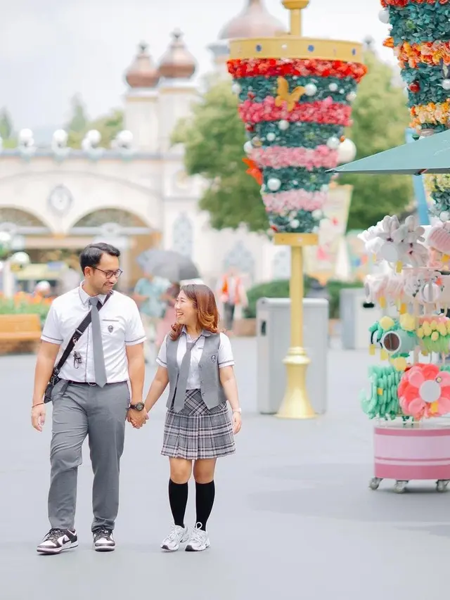 Kiky Saputri dan Suami Memakai Seragam Sekolah