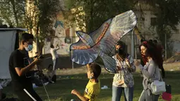 Warga mengikuti Festival Layang-layang di Baghdad, Irak (5/6/2021). Festival layang-layang diadakan menarik ratusan penduduk setempat untuk menerbangkan layang-layang. (Xinhua/Khalil Dawood)