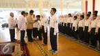 Gubernur DIY Sutan HB X di dampingi ketua PMI DIY Herry Zudianto memasangkan shal ke anggota PMR Kontingen DIY yang akan mengikuti Jumbara VIII di bangsal Kepatihan, Yogyakarta, Selasa, (19/7). (Liputan6.com/Boy Harjanto)