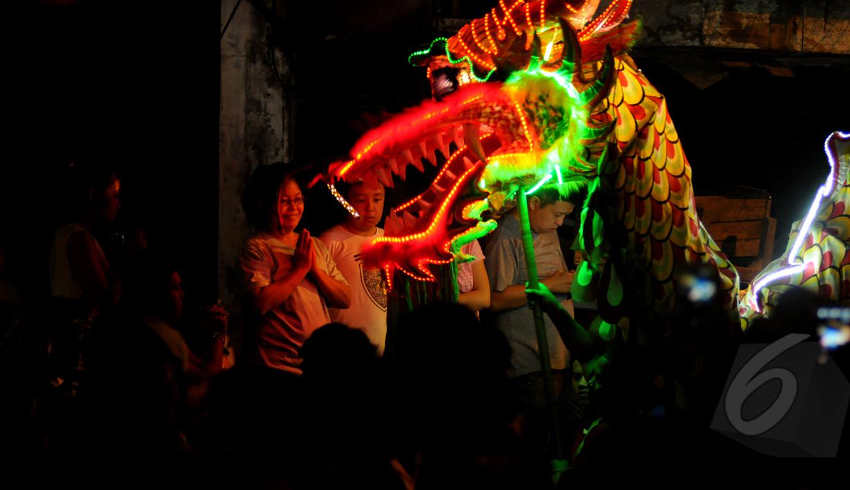 Salah satu atraksi barongsai naga saat malam perayaan Cap Go Meh di Bogor, Jawa Barat, Kamis (5/3/2015). Malam perayaan Cap Go Meh di Kota Bogor berlangsung meriah. (Liputan6.com/Helmi Fithriansyah)