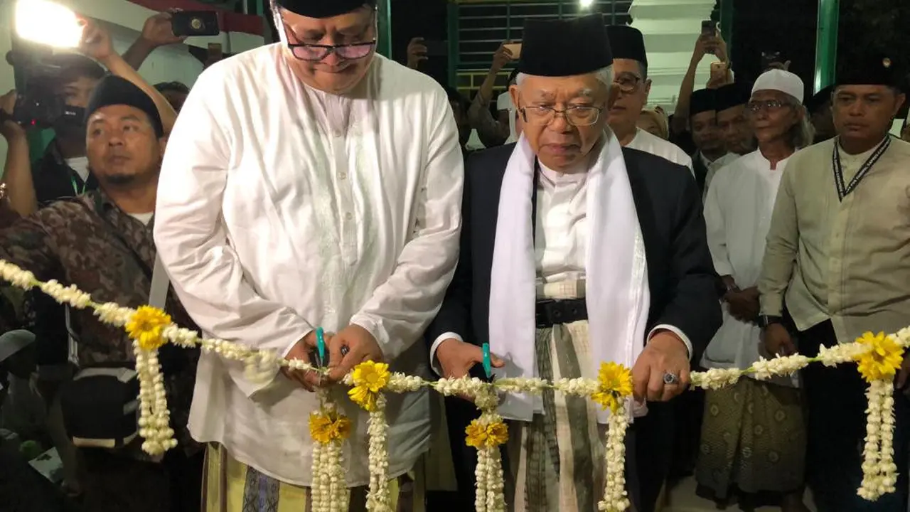 Menteri Perindustrian Airlangga Hartarto bersama mantan Rais Amm PBNU KH Ma'ruf Amin melakukan prosesi pemotongan untaian bunga melati sebagai tanda peresmian Kompleks Makam Kiai Ageng Gribig di Klaten Jawa Tengah. (Istimewa)
