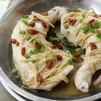 Ayam kukus menjadi salah satu makanan yang baik bagi penderita asam urat. (Foto: Pexels/Kent Ng)