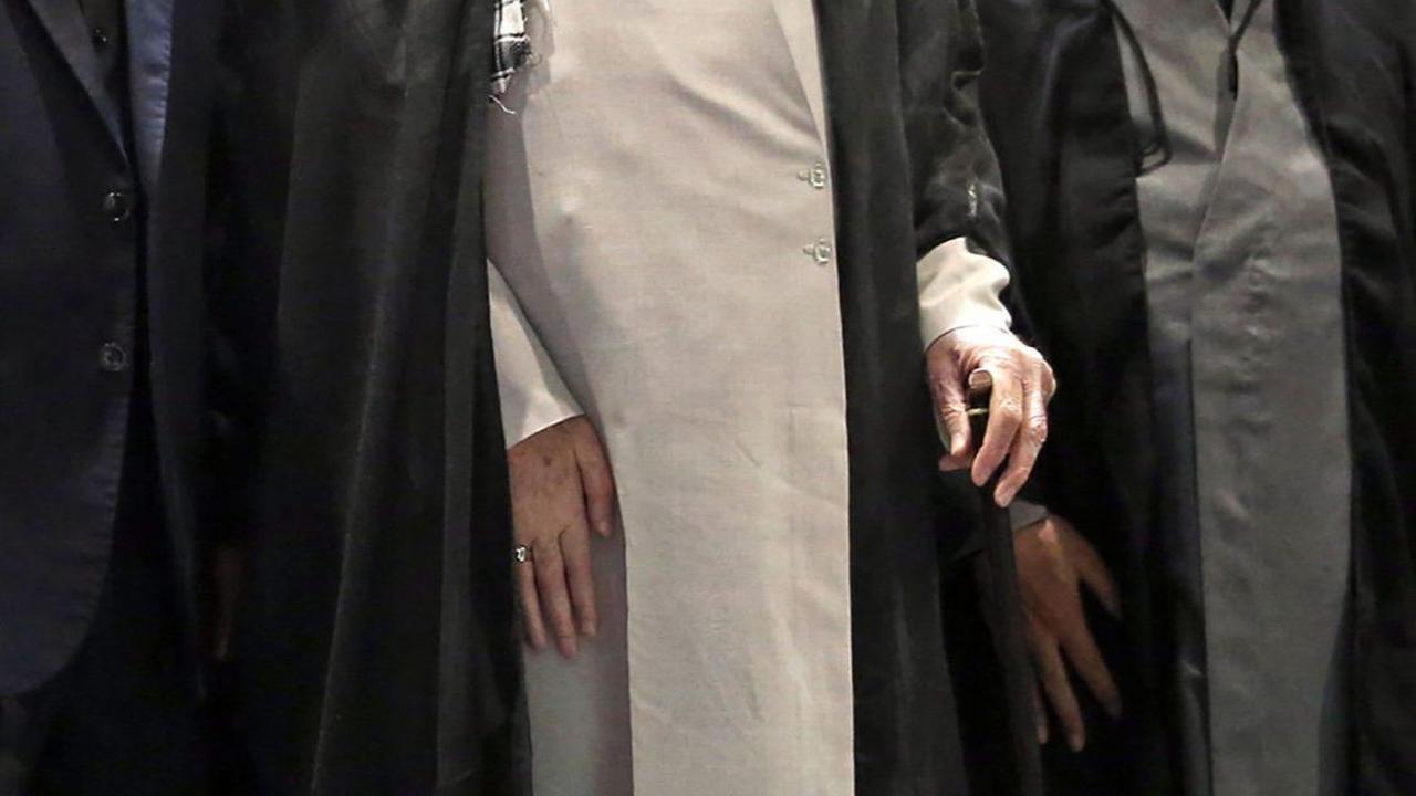 Diapit oleh para pejabat tinggi, Ayatollah Khamenei memimpin salat di depan peti jenazah Ebrahim Raisi dan tujuh pendampingnya yang meninggal dunia dalam kecelakaan helikopter.&nbsp;Foto: Iranian Supreme Leader's Website/AFP