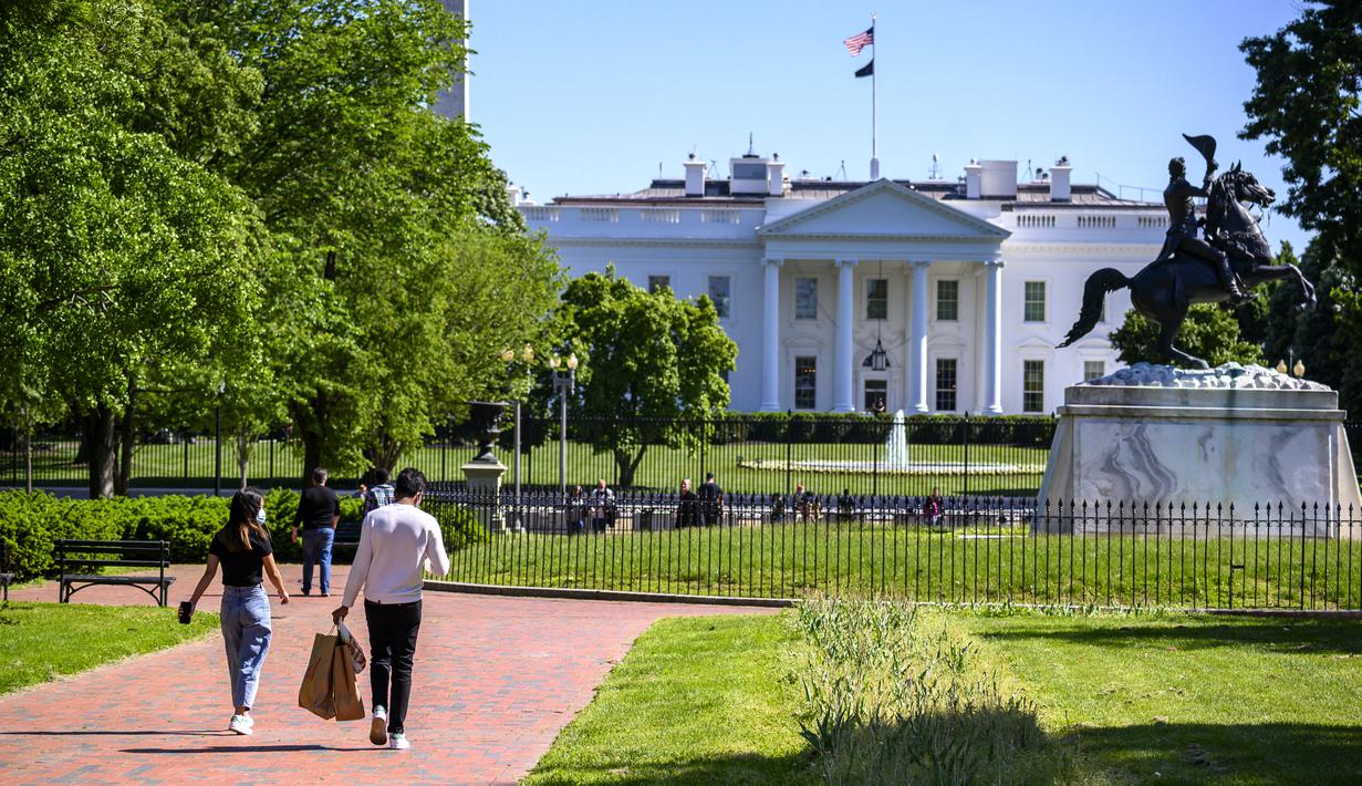 Turis dan warga mengunjungi Lafayette Square dekat Gedung Putih di Washington, DC, pada Selasa (10/5/2021). Lafayette Square dibuka kembali untuk pejalan kaki hampir setahun setelah daerah itu dipagari ketika demonstrasi semakin besar sebagai tanggapan atas kematian George Floyd. (Eric BARADAT/AFP)