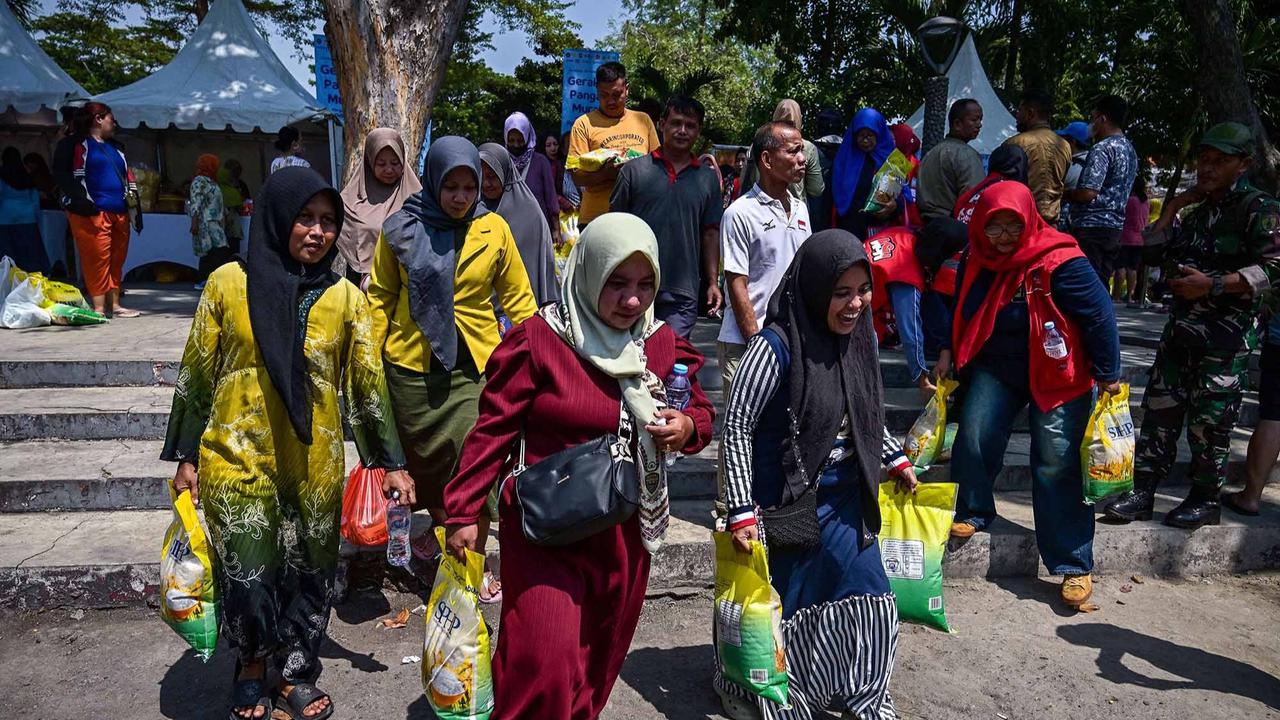 FOTO: Antrean Panjang di Surabaya, 10 Ton Beras Murah Ludes Diserbu Warga