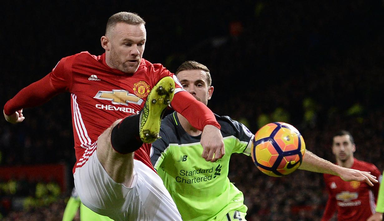 Wayne Rooney. Ia berusia 18 tahun saat didatangkan dari Everton dengan nilai 20 juta pound pada musim 2004/2005. Total 13 musim bersama Manchester United, ia tampil dalam 559 laga dengan mencetak 253 gol. Ia dilepas gratis ke Everton pada 2017 saat kontraknya berakhir. (Foto: AFP/Oli Scarff)