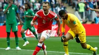 Pemain Rusia Denis Cheryshev berselebrasi usai mencetak gol ke gawang Arab Saudi dalam pertandingan pembuka grup A Piala Dunia 2018 di Stadion Luzhniki di Moskow, Rusia, (14/6). Rusia menang telak 5-0 atas Arab Saudi. (AP Photo/Matthias Schrader)