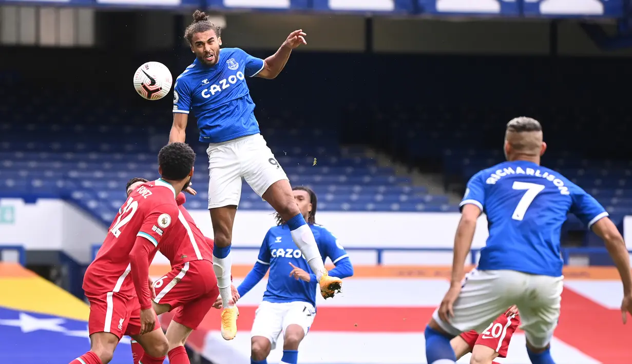 Penyerang Everton, Dominic Calvert-Lewin, berusaha mencetak gol ke gawang Liverpool pada laga lanjutan Liga Inggris di Goodison Park, Sabtu (17/10/2020) malam WIB. Liverpool bermain imbang 2-2 atas Everton. (AFP/Laurence Griffiths/pool)