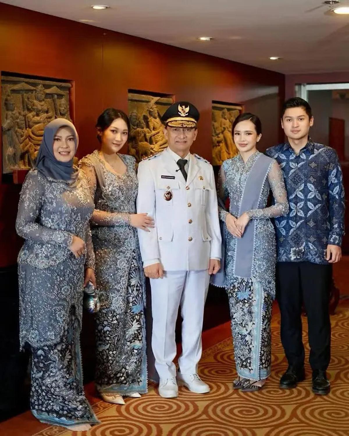 Potret 6 Artis Dampingi Ayah di Acara Pelantikan, Asila Maisa Tampil Memesona