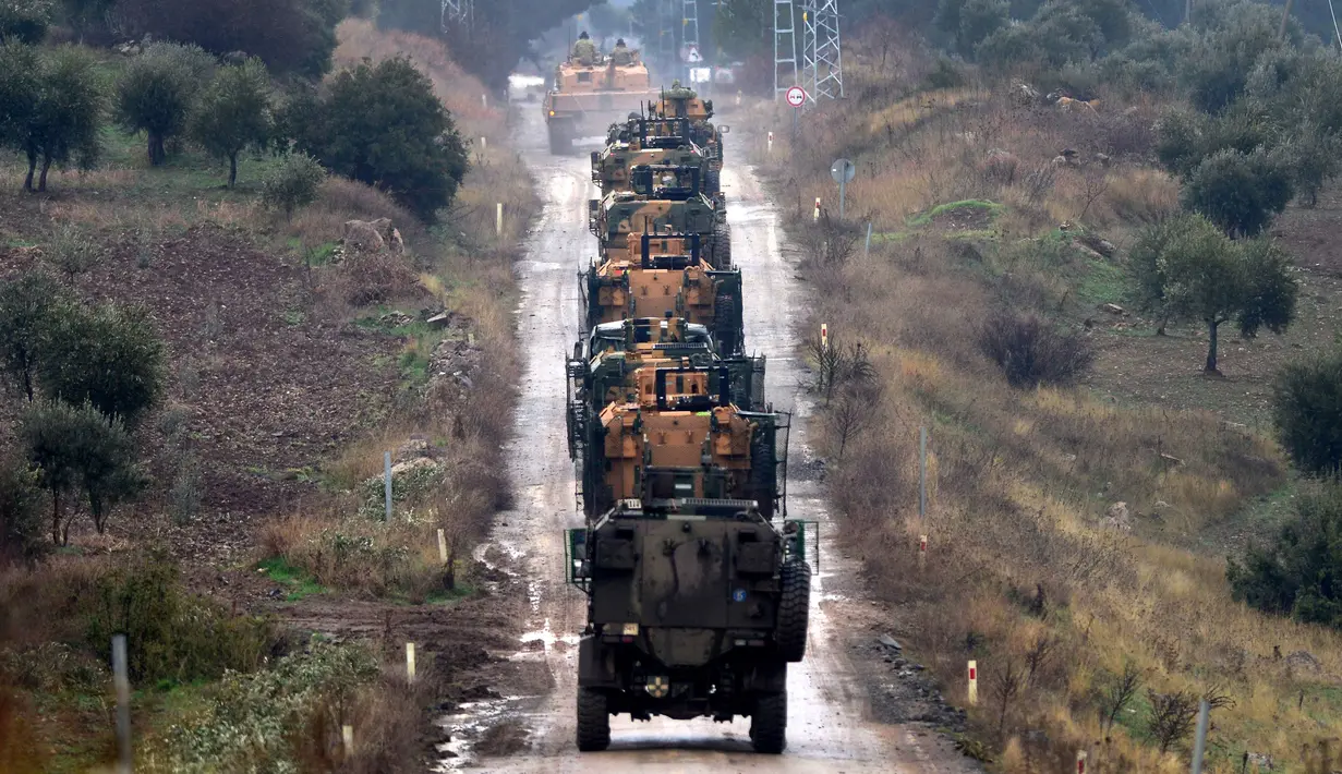 Konvoi armada pembawa senjata lapis baja Turki yang dipimpin oleh sebuah tank ke perbatasan dengan Suriah di pinggiran Kota Hassa, Turki, Selasa (23/1). Turki ingin mengusir militan Kurdi, YPG yang disebutnya teroris. (Foto Ibrahim Mase/DHA-Depo via AP)