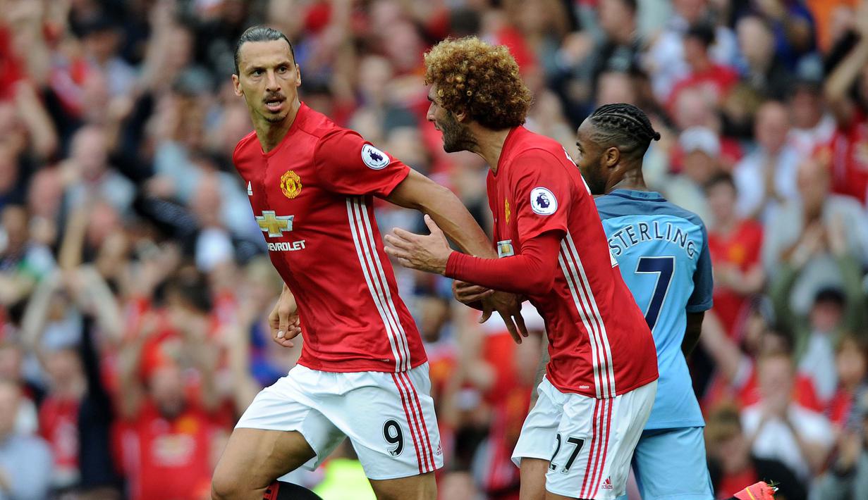Zlatan Ibrahimovic (kiri) menambah pundi-pundi golnya saat bersua Manchester City pada Premier League Old Trafford, Manchester, Britain, (10/11/2016). Ibahimovic telah mengoleksi 4 gol. (EPA/Peter Powell)
