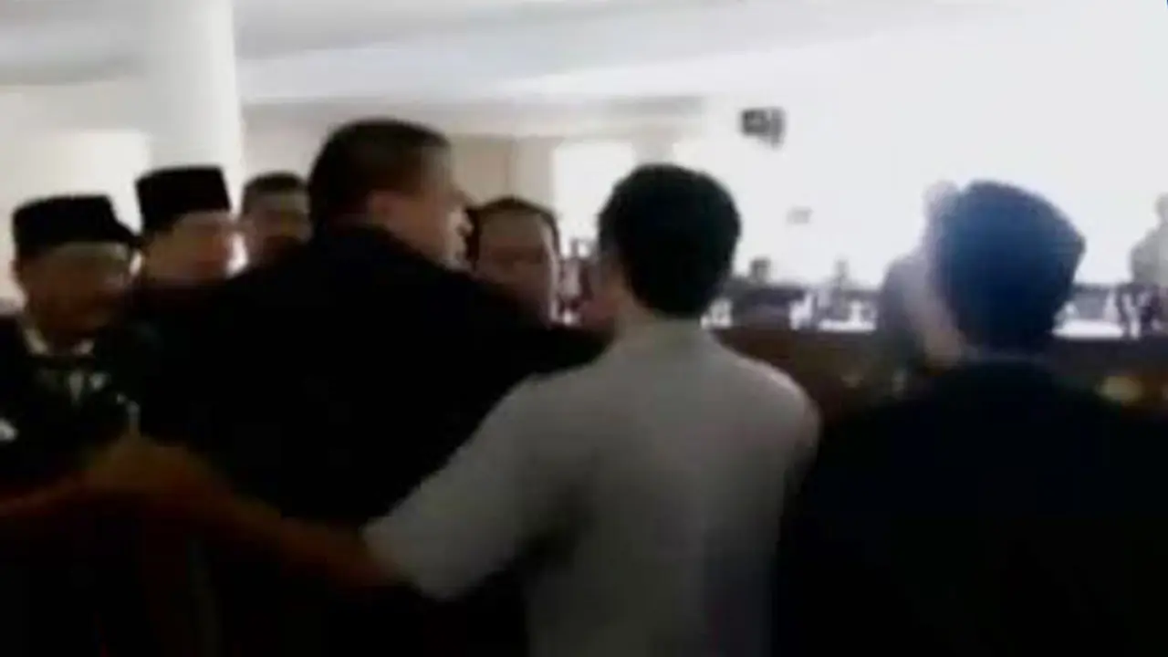 VIDEO: Rapat Paripurna DPRD Ogan Ilir Berujung Baku Hantam 