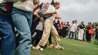 Najwa Shihab menyebut tarik tambang lomba favoritnya karena merefleksikan perjuangan meraih kemerdekaan dan persatuan. Ia juga ikut lomba bakiak. (Foto: Dok. Instagram @najwashihab)