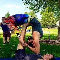 [Bintang] 8 Keindahan Gerakan Akroyoga yang Sering Di-posting di Instagram