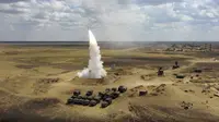Sebuah roket diluncurkan dari sistem rudal di pangkalan militer Ashuluk, Rusia, 22 September 2020. Latihan ini diharapkan akan diadakan di Laut Hitam dan perairan laut Kaspia, akan berlangsung hingga 26 September. (Russian Defense Ministry Press Service via AP)
