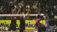 Tim putra Jakarta Pertamina Energi mengalahkan Palembang Bank SumselBabel pada lanjutan final four Proliga 2017 di Bandung, Sabtu (8/4/2017). (Bola.com/Ronald Seger)