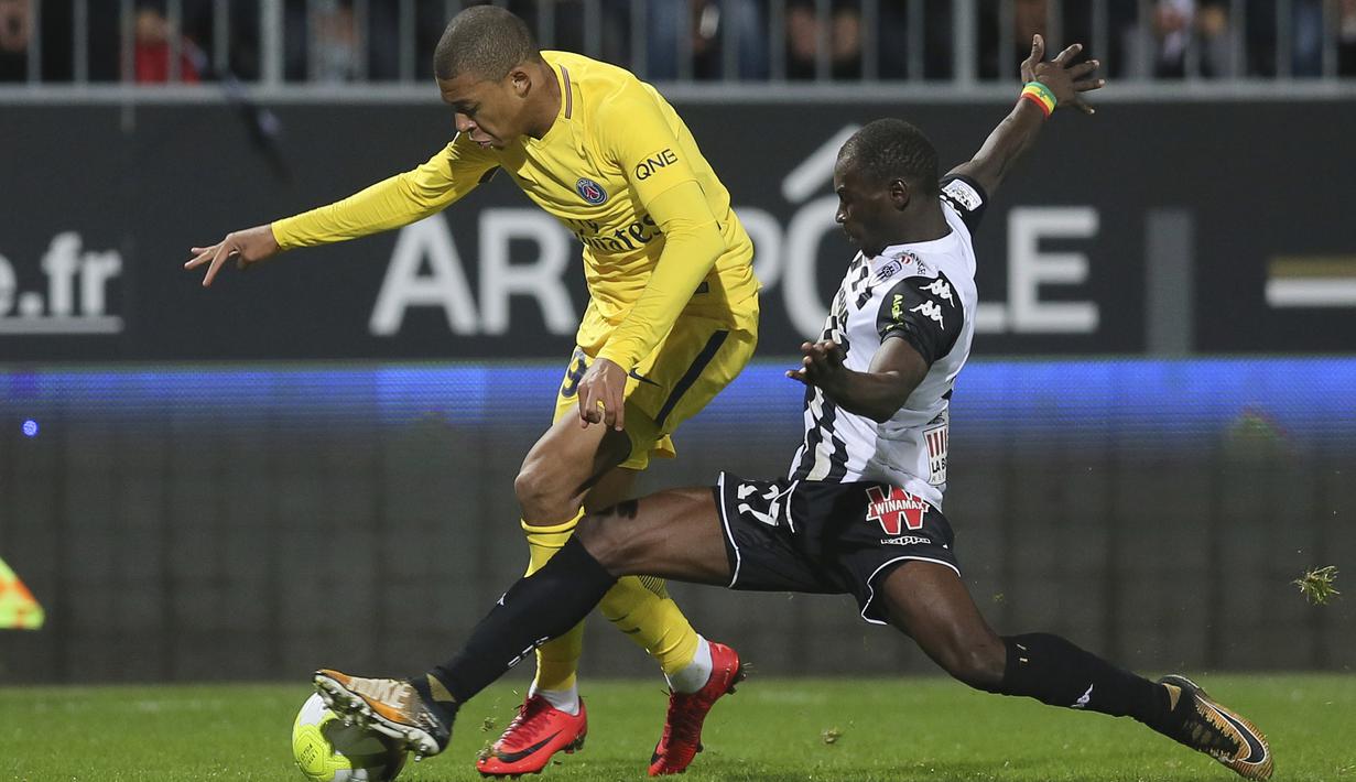 Aksi pemain PSG, Kylian Mbappe (kiri) melewati pemain Angers, Saliou Ciss pada lanjutan Ligue 1 Prancis di Raymond Kopa Stadium, Angers, (4/11/2017). PSG menang telak 5-0. (AP/David Vincent)