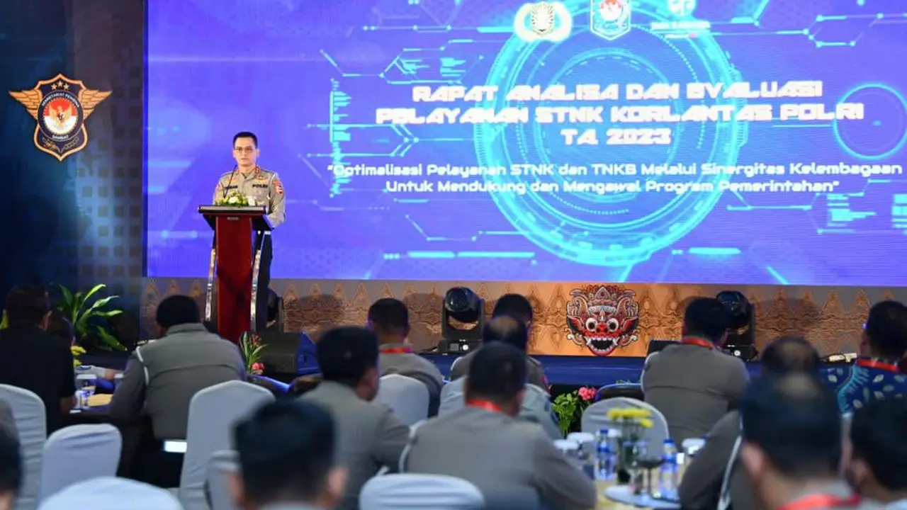 Kepala Korps Lalu Lintas (Kakorlantas) Polri Irjen Firman Shantyabudi menghadiri kegiatan Analisis Evaluasi (Anev) Pelayanan STNK Korlantas Polri Tahun Anggaran 2023.