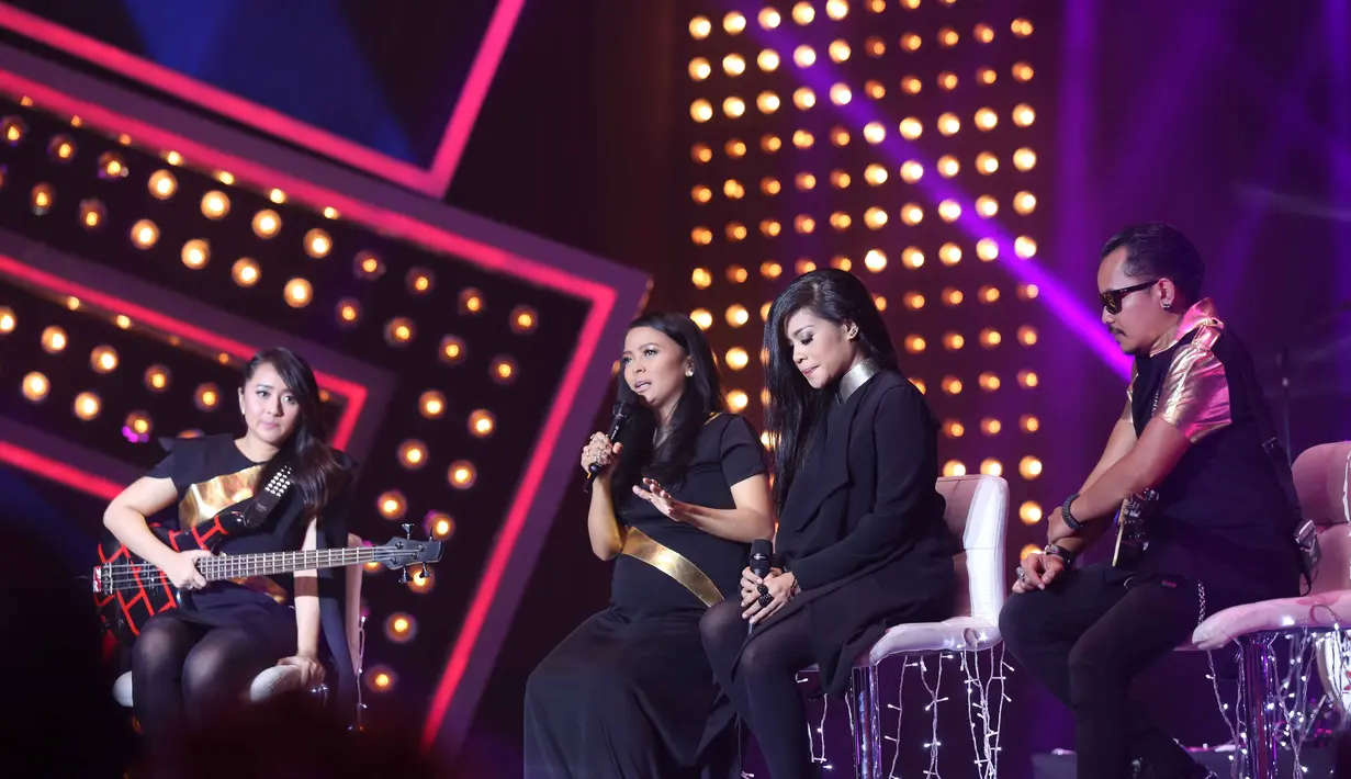 Pengumuman yang mengejutkan tersebut diucapkan oleh Tantri di Infotainment Awards pada Jumat (22/1/2016) malam. Keputusan tersebut karena Tantri yang sedang hamil tak ingin kondisinya terganggu karena aktivitas bersama Kotak. (Nurwahyunan/Bintang.com)