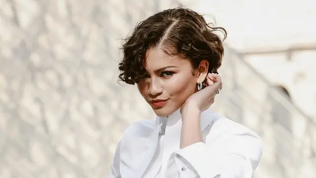 First Look Zendaya Usai Menikah dengan Tom Holland, Bak Pengantin Pakai Dress Putih dan Cincin Emas di Paris Fashion Week