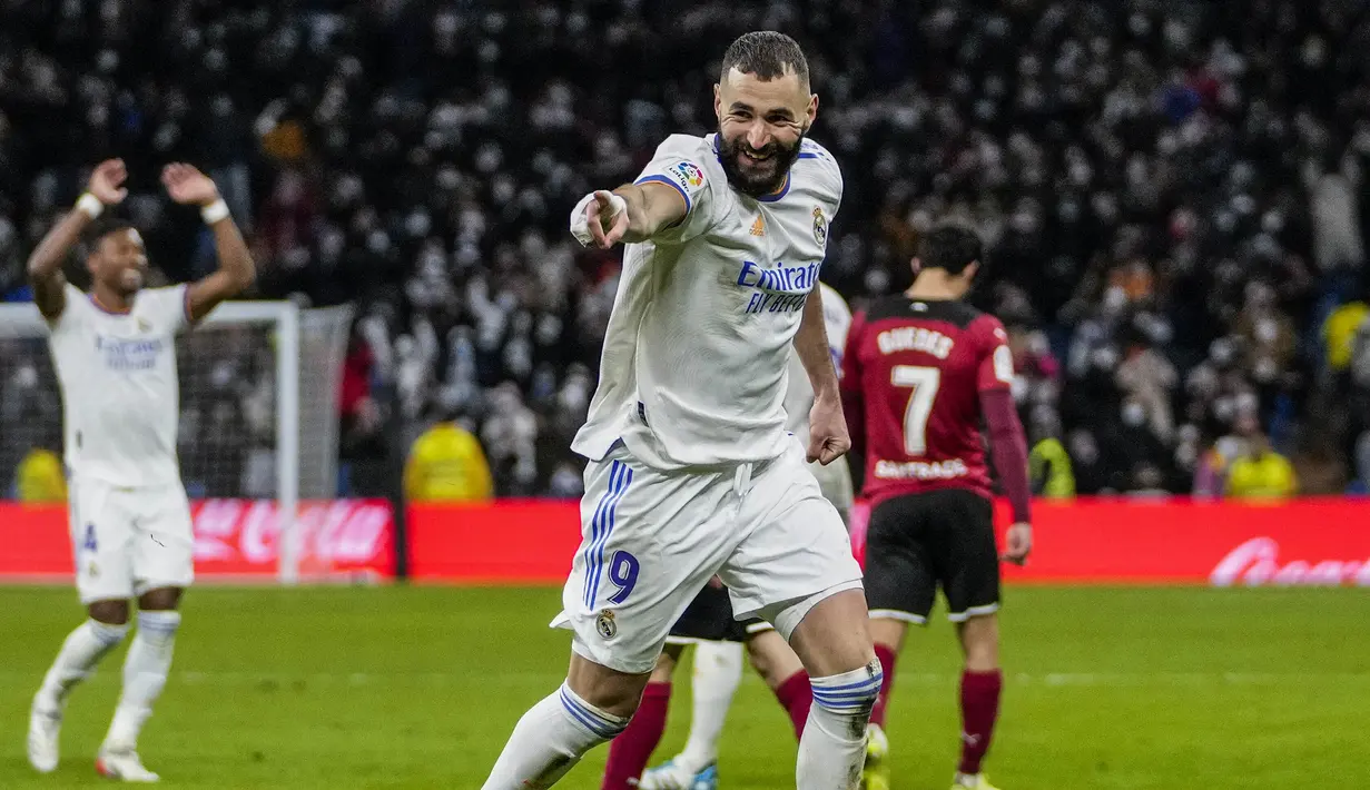 Real Madrid kembali menjauh dengan mencetak gol keempat yang mengubah skor menjadi 4-1 lewat aksi Karim Benzema pada menit ke-88. Tembakan mendatarnya sambil memutar badan usai menerima umpan Ferland Mendy gagal diantisipasi Jasper Cillessen. Skor 4-1 bertahan hingga usai. (AP/Bernat Armangue)