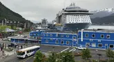 Kapal pesiar terparkir di dekat pusat kota Juneau, pada 7 Juni 2023, di sepanjang Selat Gastineau, di Alaska. (AP Photo/Becky Bohrer)