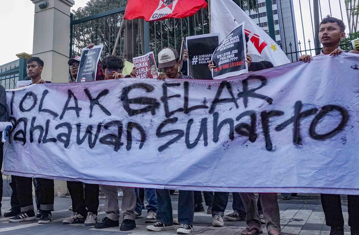 FOTO: Aktivis Gelar Aksi Tolak Penganugerahan Gelar Pahlawan untuk Soeharto