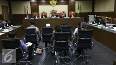 Tujuh anggota DPRD Provinsi Sumatera Utara periode 2009-2014 dan 2014-2019 menjalankan sidang beragendakan Dakwaan di pengadilan Tipikor, Jakarta,  Rabu (26/10). Anggota DPRD ini diduga menerima suap dari Gatot Pujo Nugroho. (Liputan6.com/Helmi Affandi)