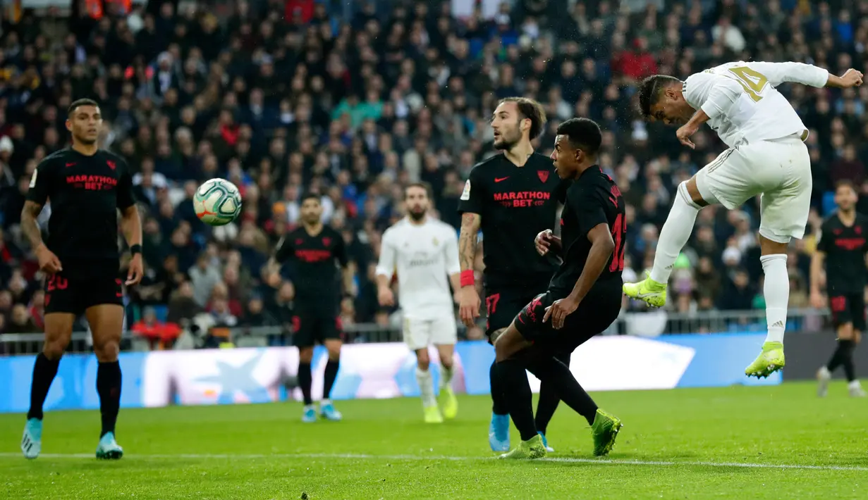 Pemain Real Madrid Casemiro (kanan) mencetak gol ke gawang Sevilla pada pertandingan Liga Spanyol di Stadion Santiago Bernabeu, Madrid, Spanyol, Sabtu (18/1/2020). Menang 2-1, Real Madrid memuncaki klasemen sementara Liga Spanyol. (AP Photo/Manu Fernandez)