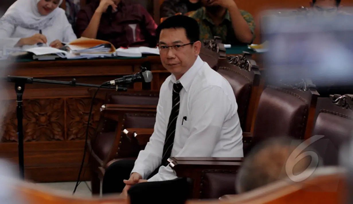 Sidang lanjutan praperadilan Budi Gunawan kembali digelar di Pengadilan Negeri Jakarta Selatan. Tampak AKBP Budi Wibowo memperhatikan pertanyaan saat menjadi saksi, Jakarta, Selasa (10/2/2015). (Liputan6.com/Johan Tallo)
