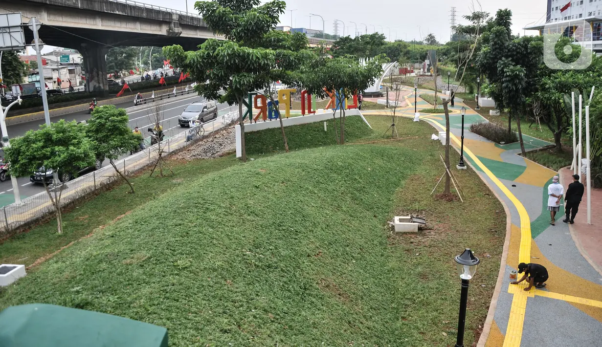 Aktivitas pekerja saat menyelesaikan pembangunan Taman Link In Park, Cempaka Putih, Jakarta Pusat, Kamis (12/1/2023). Pemerintah Provinsi DKI Jakarta melalui Dinas Pertamanan dan Hutan Kota (Distamhut) DKI Jakarta akan segera meresmikan taman baru viral Link In Park dengan inspirasi nama band rock asal Amerika Serikat dengan sejumlah fasilitas di taman tersebut antara lain, area skateboard, fitness outdoor, area bermain anak, toilet, hingga rumah hobbit yang akan diresmikan pada Februari mendatang. (merdeka.com/Iqbal S Nugroho)