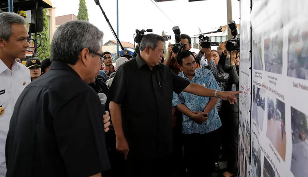 SBY tampak menunjuk ke titik jalan yang akan diperbaiki. (Rumgapres/ Abror Riski)
