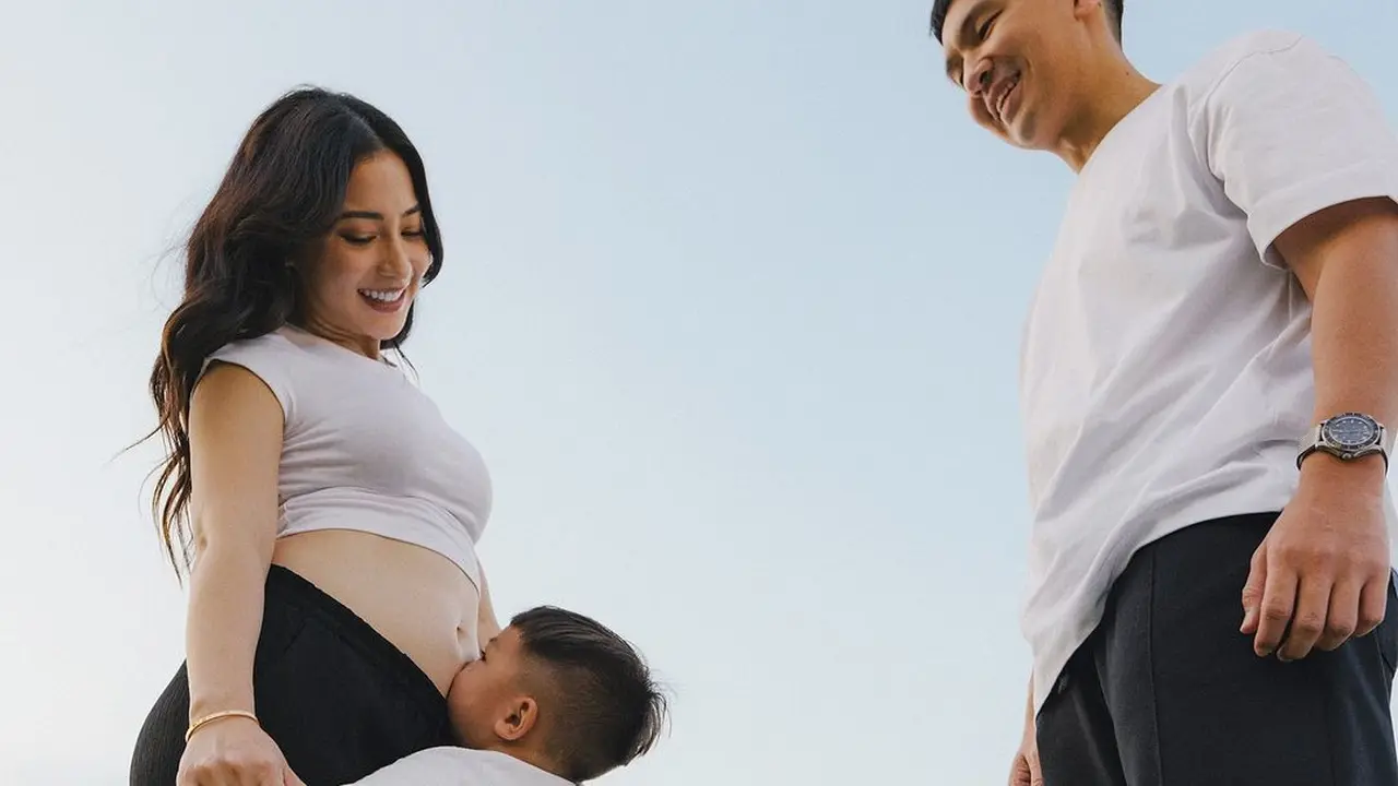 Potret Tampilan Nikita Willy Umumkan Kehamilan Anak Kedua, Perlihatkan Baby Bump Pakai Crop Top