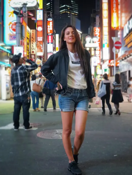 Membiarkan rambutnya terurai nampaknya menjadi gaya andalan kekasih Ello ini dalam setiap kesempatannya. Kali ini ia sedang memakai short pants, kaus putih dan jaket. Ia juga memakai sneakers hitamnya. (Instagram/aurelieowreally)