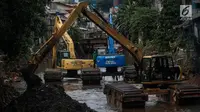 Pekerja menggunak alat mengeruk Kali Krukut di Kawasan Kebayoran Baru, Jakarta, Rabu (13/12). Pengerukan dilakukan untuk membersihkan sedimen lumpur penghambat laju arus air yang berpotensi menimbulkan banjir pada musim hujan. (Liputan6.com/Faizal Fanani)