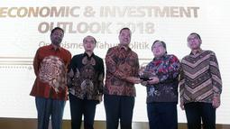 Dirut PT Danareksa Investment Management Marsangap P. Tamba memberikan cindermata kepada Menteri PPN / Kepala Bappenas Bambang Brodjonegoro pada Economic & Investment Outlook 2018 di Jakarta, Rabu (17/1). (Liputan6.com/Pool/Eko)