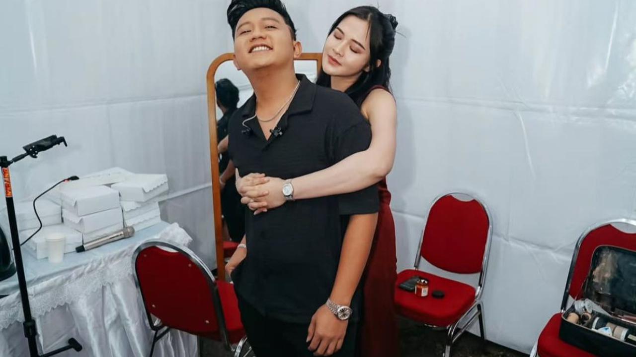 7 Potret Bella Bonita Temani Denny Caknan di Backstage, Bukti Kesetiaan yang Romantis