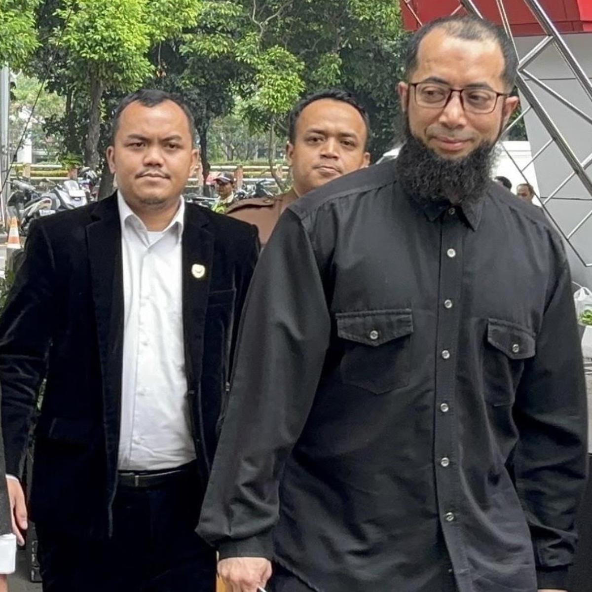 Pakai Baju Serba Hitam, Ustad Khalid Basalamah Penuhi Panggilan KPK Terkait Kasus Kuota Haji