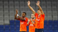 Para pemain Istanbul Basaksehir merayakan kemenangan atas Manchester United pada laga Liga Champions di Stadion Fatih Terim, Kamis (5/11/2021). MU takluk dengan skor 2-1. (AP Photo)