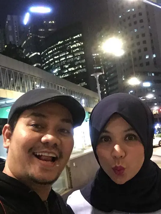 “aku terharu dengan segala perhatianmu , ketulusanmu , aku hanya ingin hidup bersamamu selama lamanyaaaa , makasih yaaa surprise nya semalam , dikasih kue kesukaan aku,” tambah Indra Bekti. (Instagram/indrabekti)