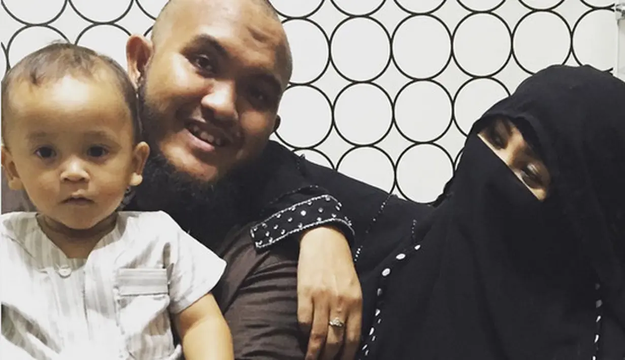 Kembalinya ke panggung hiburan itu tidak mendapat restu dari istrinya. Bahkan, oleh sang istri, Indadari, uang hasil jogednya dibilang haram. Hal itu yang membuat ayah seorang anak itu sakit hati. (Instagram/caisar_yang_belomsempurna)