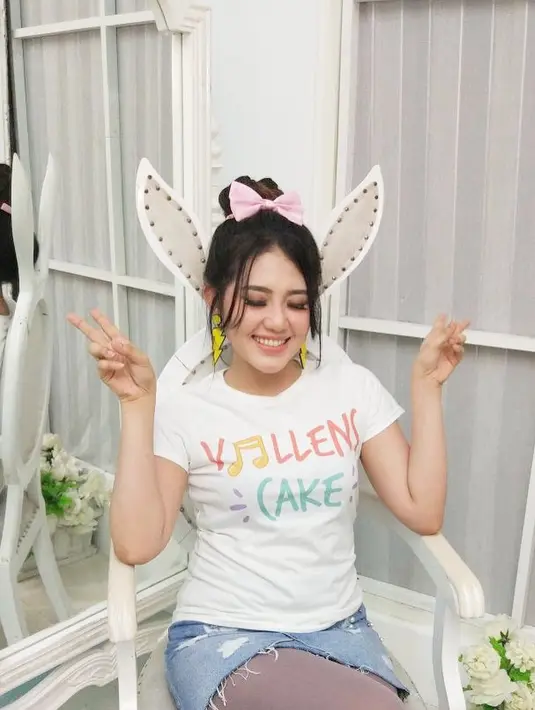 Coba lihat, tampilannya tak terlihat seperti penyanyi dangdut kan? Kali ini rambutnya dibuat bergaya Bun Hair dan disematkan hiasan berbentuk pita berwarna pink. Anting kekinian yang menjuntai pun juga membuatnya tambah kece. (Instagram/viavallen)